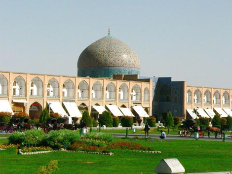 میدان نقش جهان اصفهان یکی از بزرگترین میدان های جهان