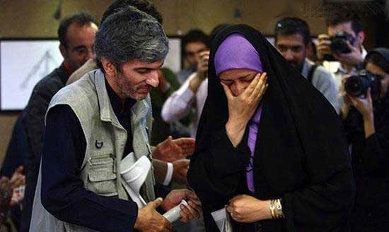 بوسه عاشقانه یک زن در یک مراسم در تهران+عکس