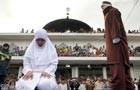 شلاق زدن یک زن و مرد در منظر عموم (عکس)