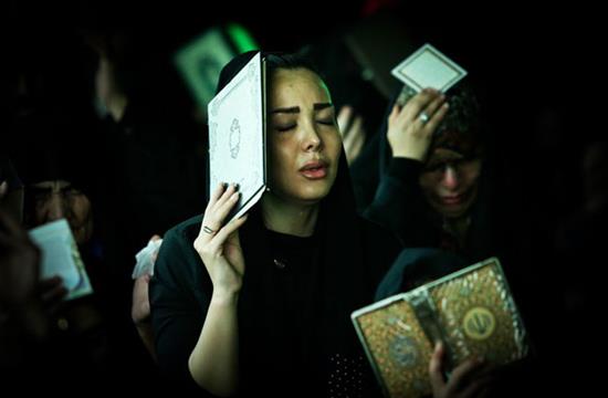 عکس هایی متفاوت از عزاداری مردم در شب قدر