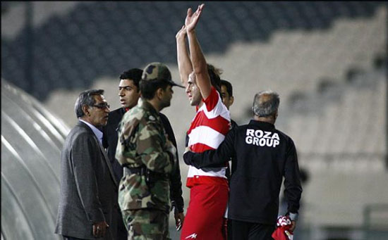 جادوگر فوتبال ایران علی کریمی از فوتبال خداحافظی کرد+عکس