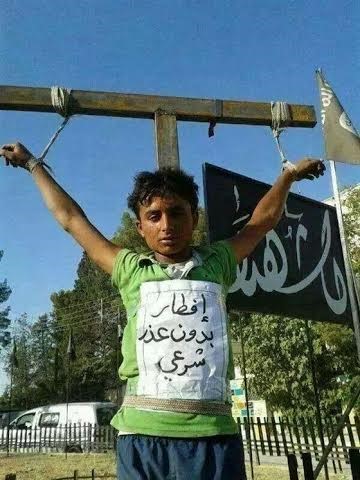 به صلیب کشیدن این کودک توسط داعش به جرم روزه خواری