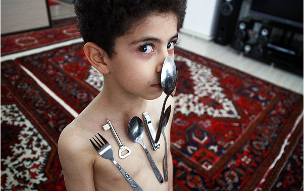 کودک ایرانی با خوردن غذا آهنربا می شود!!+عکس