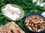 به چه دلیل پنیر را با گردو می خورند؟