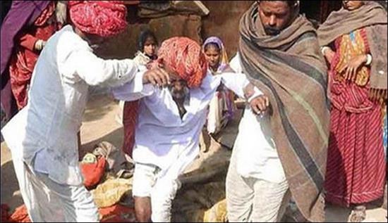 این پیرمرد قبل ازسوزاندن جسدش زنده شد(عکس)