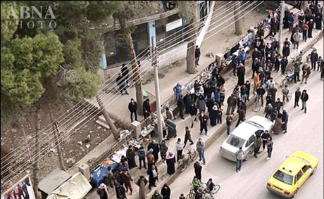 تصاویر قتل یک پیرمرد به اتهام لواط توسط داعش (+18)