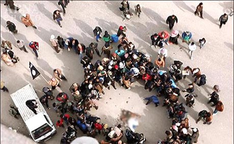 تصاویر قتل یک پیرمرد به اتهام لواط توسط داعش (+18)