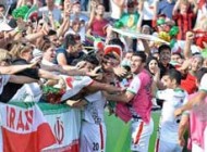 جای رژ روی لباس فوتبالیست ایرانی درشادی پس از گل