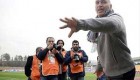 علیرضا منصوریان برای شاگردانش آشپزی کرد! (+عکس)