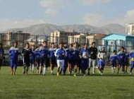 دختر خوشگل و ناز در حال آمپول زدن به بازیکن استقلال