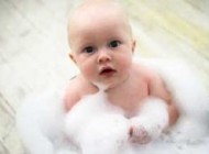 استحمام نوزاد در اوایل تولد صحیح یا غلط؟