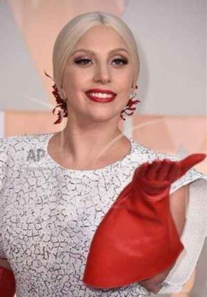 دستکش های عجیب و غریب لیدی گاگا در اسکار 2015