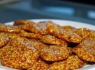 آموزش و نحوه درست کردن سوهان عسلی کنجدی