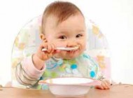 از پایان 6 ماهگی به کودک غذای کمک بدهید
