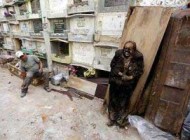 مرد عجیبی که شغل و حرفه اش نبش قبر است(عکس)