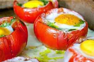 صبحانه خوشمزه و مقوی گوجه شکم پر با تخم مرغ صبحانه خوشمزه و مقوی گوجه شکم پر با تخم مرغ