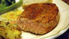 طرز تهیه استیک ماهی تن مزه دار شده