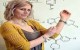استاد زن که درکلاس درس به جای تخته روی بدنش می نویسد