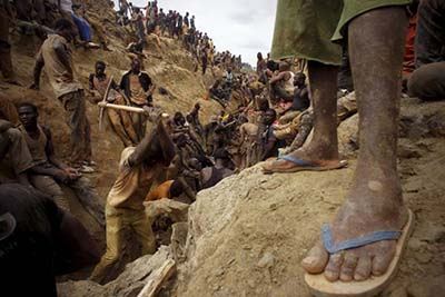 عکس های جالب از کارگران در حال استخراج طلا در ساحل عاج