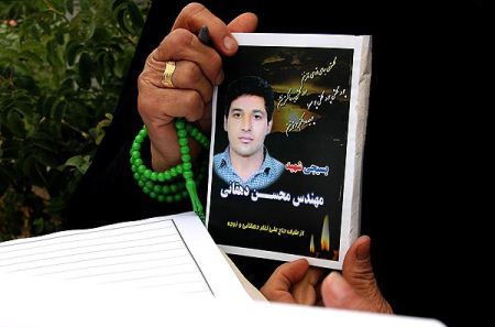 بوسه های فرد محکوم اعدام برپای اولیای دم به خاطر بخشش
