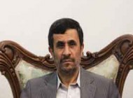 عکس از خوابیدن احمدی نژاد در قبر مادرش