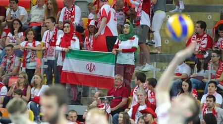 دختران هوادار تیم ملی والیبال با تیپ های جالب