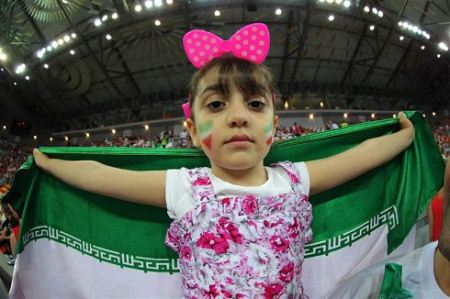 دختران هوادار تیم ملی والیبال با تیپ های جالب