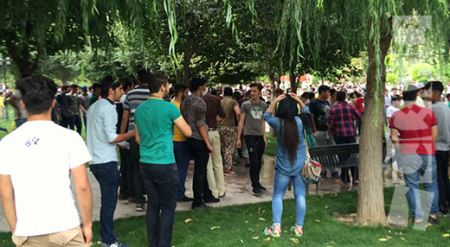 عکسهای آب بازی رمانتیک دختر پسرهای کرجی در پارک