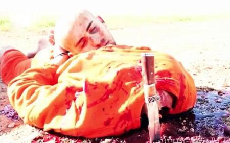 تصاویر سرباز خائن داعش که قبر خودش را کند و ذبح شد