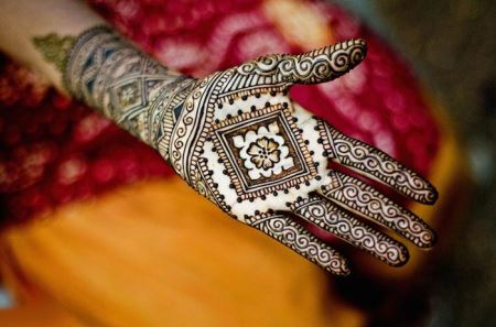 عکس زیباترین طراحی و تتوهای حنا روی دست دختران