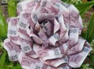 دسته گل عروس ساخته شده با تراول 50 تومانی (عکس)