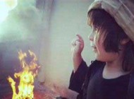 آموزش آتش زدن انسان به کودک 2 ساله داعشی (عکس)