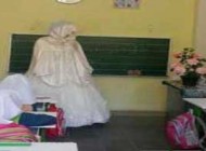 معلم همدانی با لباس عروس در کلاس درس (عکس)