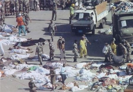 حادثه منا : جمع کردن اجساد مردم با بلدوزر