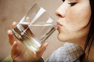 نوشیدن آب در ابتدای صبح ناشتا نوشیدن آب در ابتدای صبح ناشتا