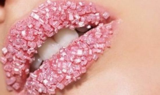 روش خانگی لایه برداری لب ها و گوشتی کردن لب