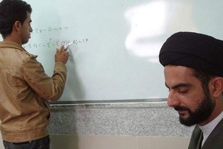 آخوندی که فیزیک مکانیک تدریس می کند + عکس