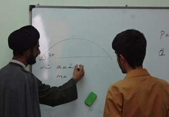 آخوندی که فیزیک مکانیک تدریس می کند + عکس آخوندی که فیزیک مکانیک تدریس می کند + عکس