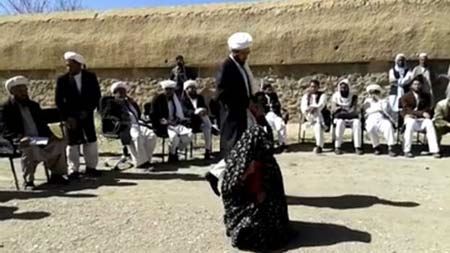 سنگسار دختری بخاطر فرار با نامزدش توسط طالبان + عکس