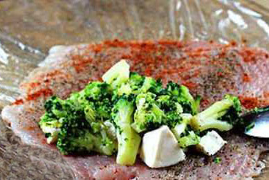 آموزش درست کردن و طرز تهیه رولت مرغ پنیری با کلم بروکلی