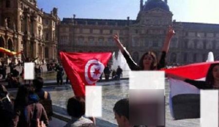 زن ایرانی لخت در خیابان به نشانه اعتراض (عکس)