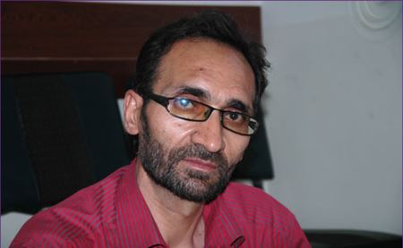 مردی هنرمند ایرانی که با ناخن قرآن می نویسد (عکس)