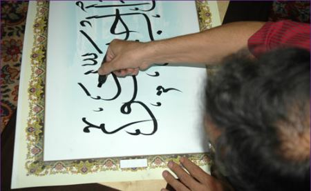 مردی هنرمند ایرانی که با ناخن قرآن می نویسد (عکس)