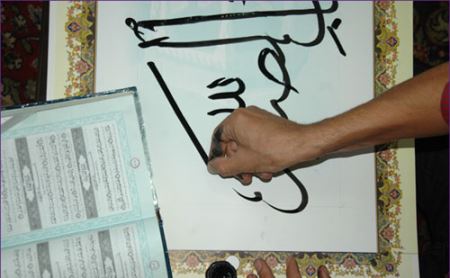 مردی هنرمند ایرانی که با ناخن قرآن می نویسد (عکس)