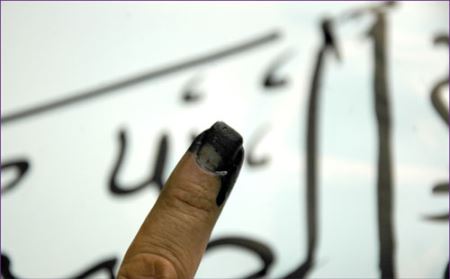 مردی هنرمند ایرانی که با ناخن قرآن می نویسد (عکس)