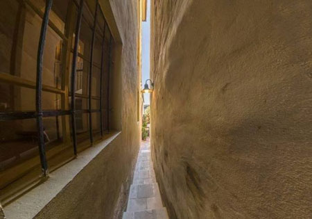 خیابان باریک 50 سانتی که چراغ راهنمایی هم دارد + عکس خیابان باریک 50 سانتی که چراغ راهنمایی هم دارد + عکس