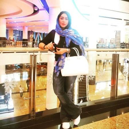 عکس های سارا منجزی با تیپ جذاب خارج از ایران