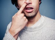 دلیل اعتیاد به انگشت کردن در بینی چیست؟ + روش ترک آن