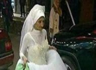 پیرزن 100 ساله در خیابان که خودش را عروس کرده (+عکس)