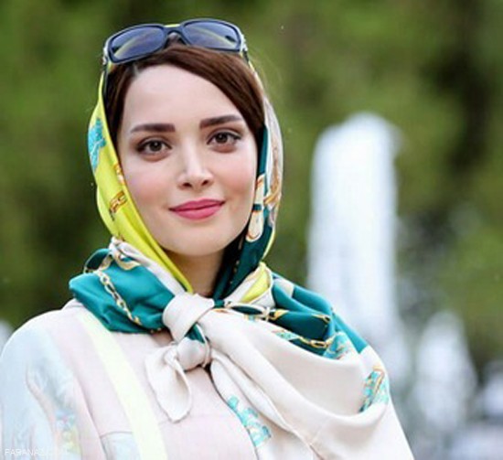 تیپ و استایل جنجالی بهنوش طباطبایی با آرایش غلیظ در اکران رد خون